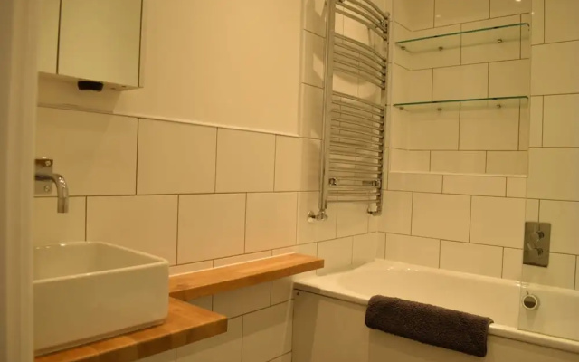Spacious 2 Bedroom Apartment in South London