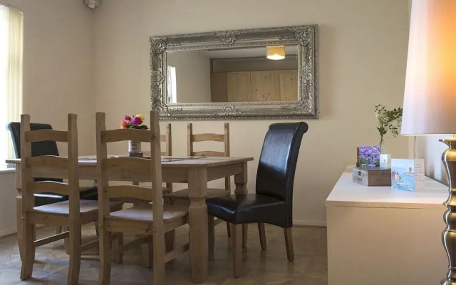 Cargo Cafe Apartments - Guest House