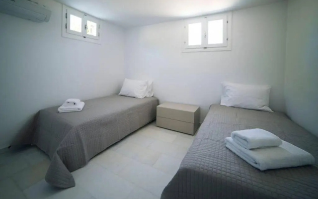 Deep Blue Villa With 4 Bedrooms in Paros