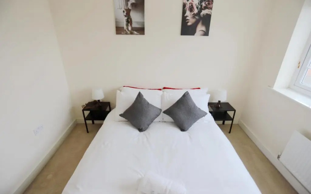 EasyTravel Luxury NEC/Airport 3 beds House