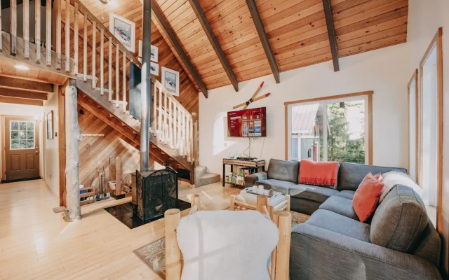 99mbr - Hot Tub - Wifi - Pets Ok - Bbq - Sleeps 6 2 Bedroom Home by RedAwning