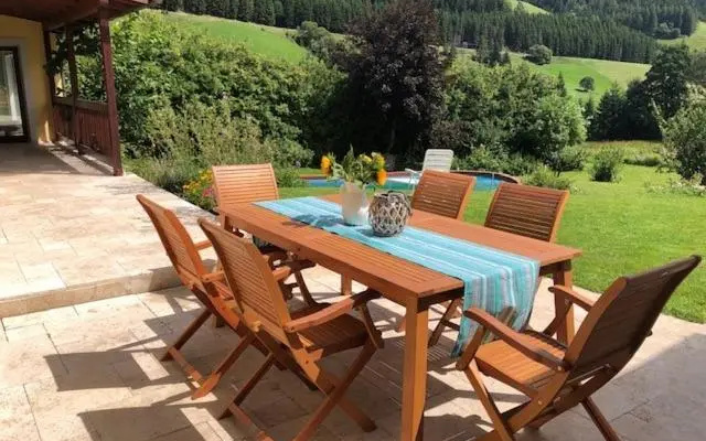 Pool, Pokale, Sauna, Billard, Kirche u. viel Natur
