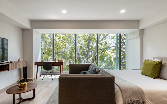 Casai Roma 1 BR Bright Condo