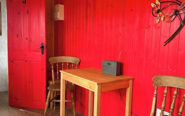 1 Bed Hut - Sleeps 2 - Parking - Smoking