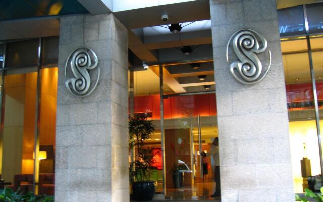 Siri Sathorn Hotel вид на фасад