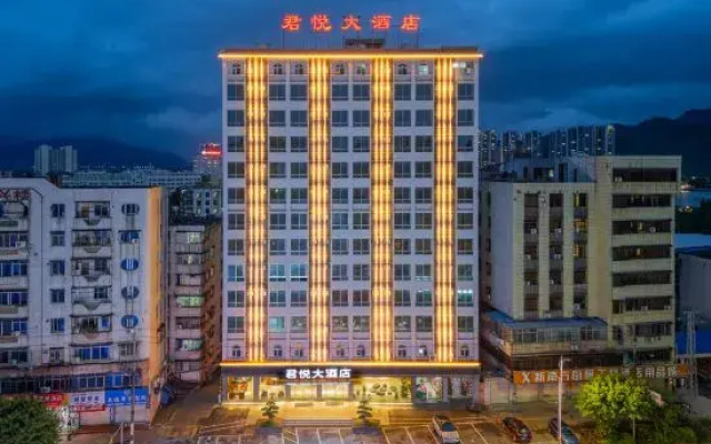 Monarch Hotel