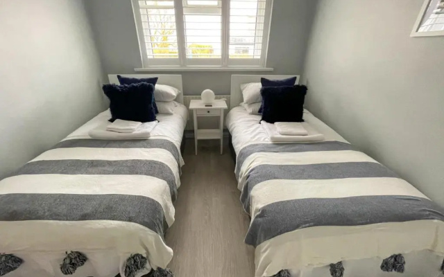 Large family Bungalow, parking & Bike Store BPW