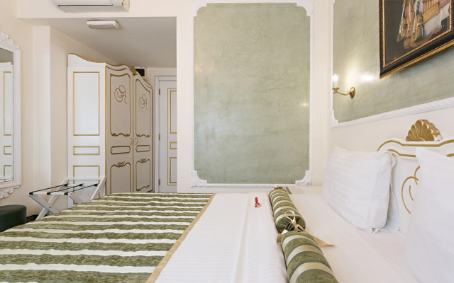 Queen's Astoria Design Hotel