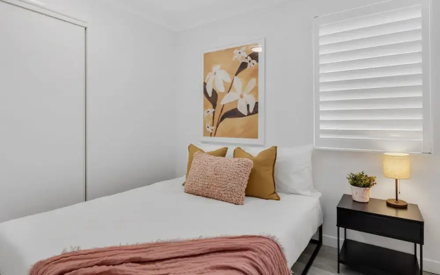 3-bed Haven With Balcony and Bbq, 5-min to Beach