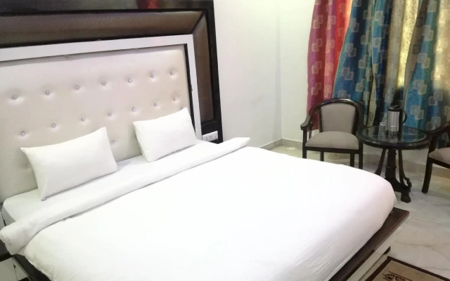 Hotel Dhanraj Palace