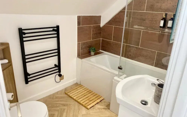 Central Tenby 3 Bed Apt Sleeps 6 to 8 Dog Friendly