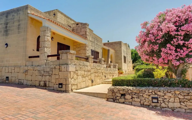 Superlative 4 Bedroom Villa With Private Pool