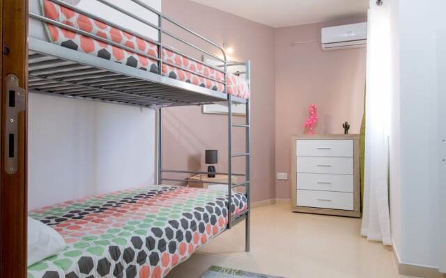 Апартаменты Luxury 3BR Apartment by the Sea, Prime Location Буджибба