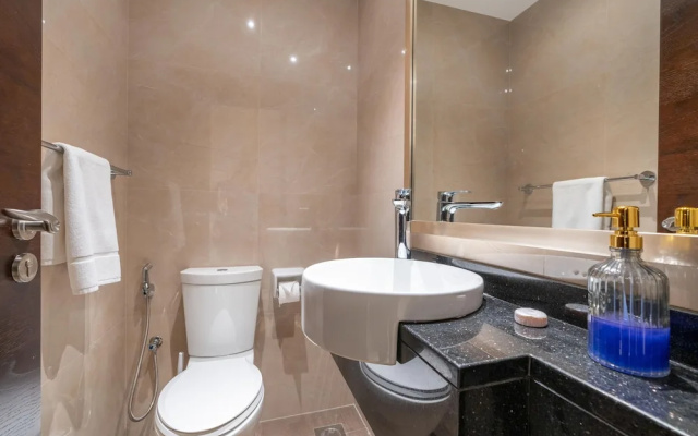 Whitesage - Spacious Apartment With Balcony Near Metro Station