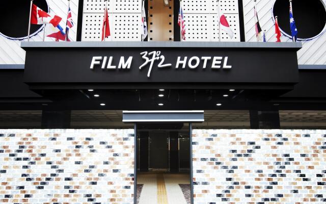 Film 37.2 Hotel вид на фасад