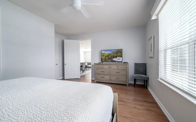 Casa Lucia Lakeview 3 Bedroom Condo by RedAwning