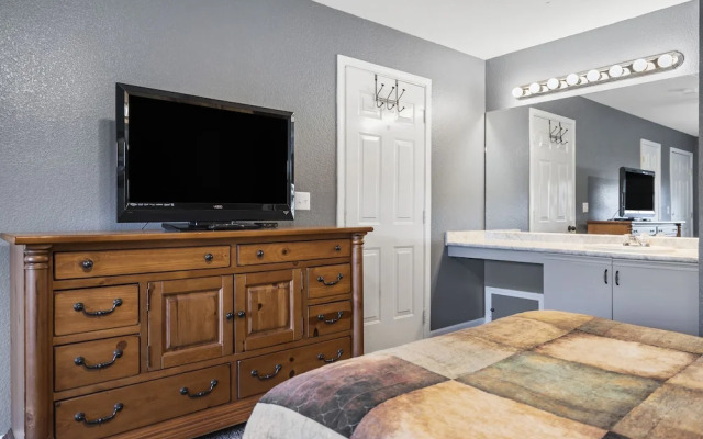 Penthouse Lodge - In Heart of Ozarks!