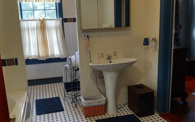1805 House Bed and Breakfast
