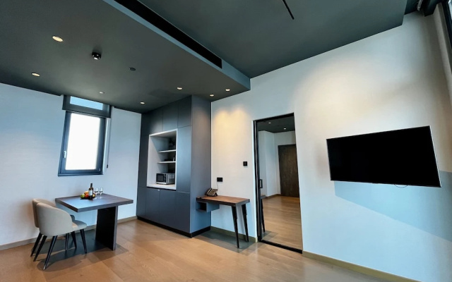 128 LIM - 2106 Stay Only Tower Suite
