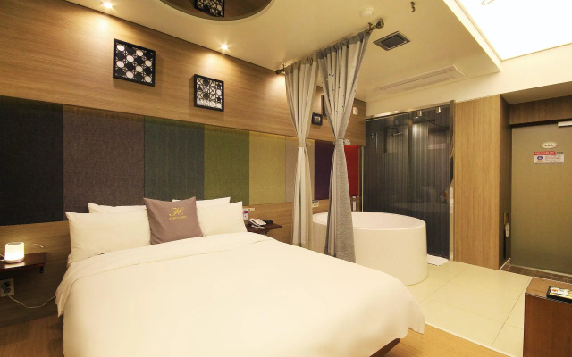 H Drive Hotel