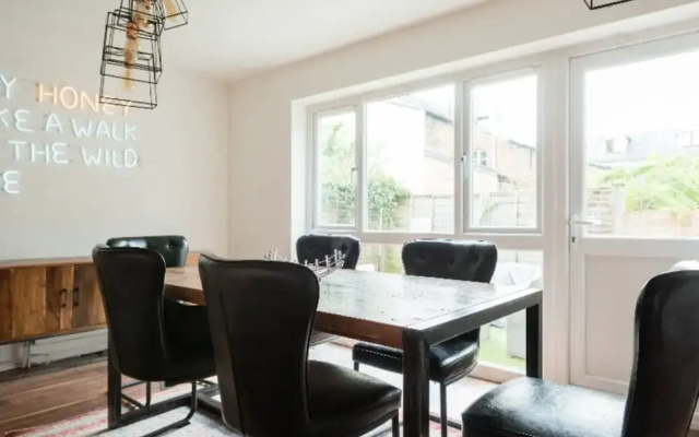 The Century Chalet - Contemporary 2bdr with Parking