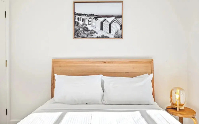 Modern East Melbourne 2-bed Apartment With Parking