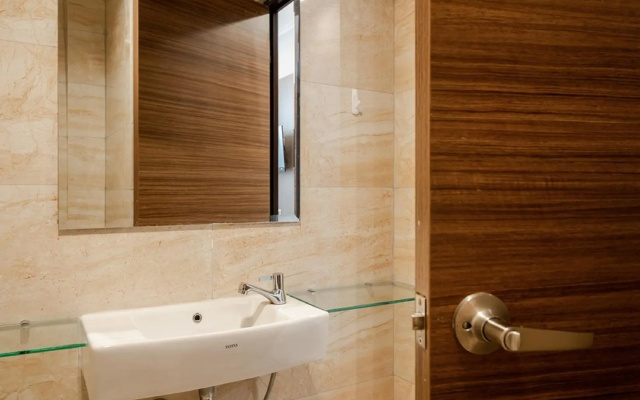 RedDoorz Plus near Lippo Mall Kemang 2