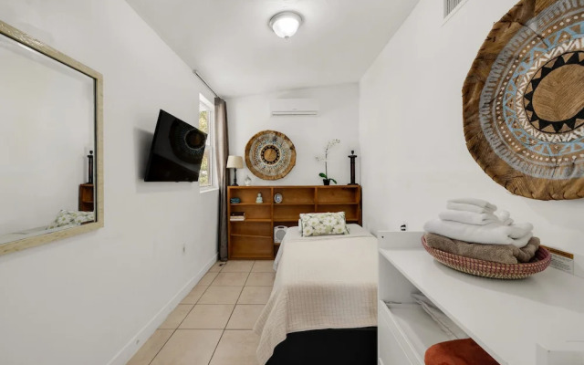 Art filled Room Near Wynwood