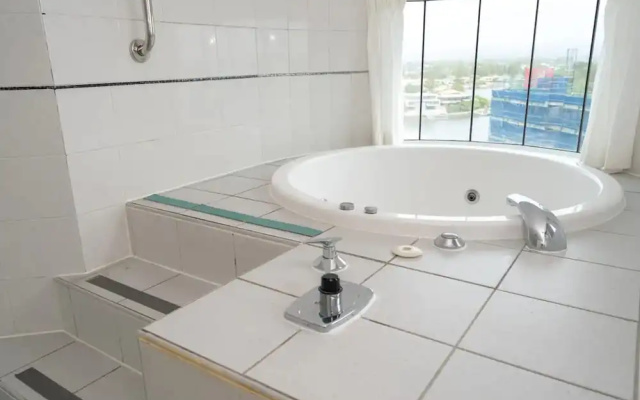 Comfortable 2 Bedroom Apartment With River Views