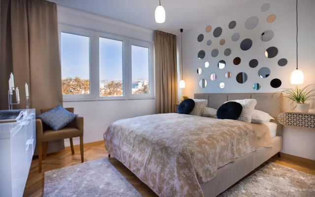 Deluxe City Center Blue Apartment