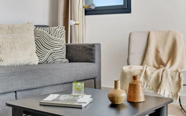 Sanders Crystal 2 - Humble 1-bdr Apt With Shared Rooftop