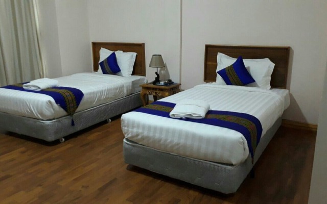 Famous Hotel Loikaw комната для гостей