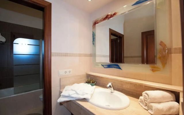 Luxurious 6-bedroom Villa Just 10 Minutes From the Beach