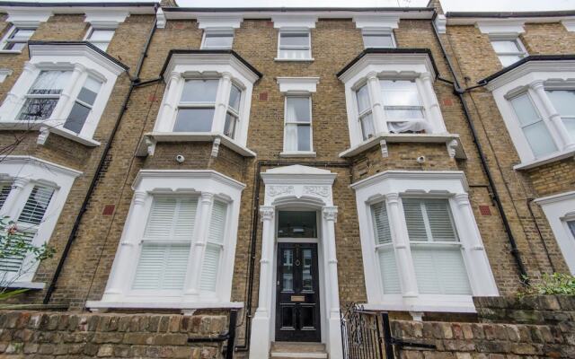 Отель 2 Bedroom Flat Near Hampstead Heath вид на фасад
