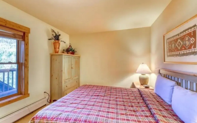 Spacious 4 Bedroom Mountain Vacation Rental With Private Hot Tub and Free Shuttle to Slopes
