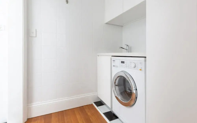 Chic Studio With Patio 20 min From CBD