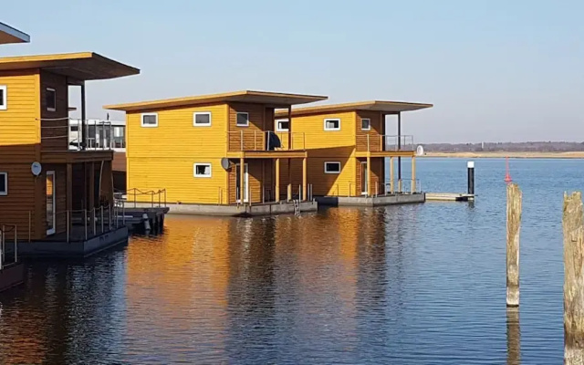 Hausboot in Kroeslin am Bodden