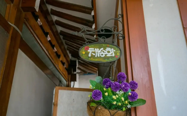 Jeonju Hanok Village's Garden Anchae Main Building
