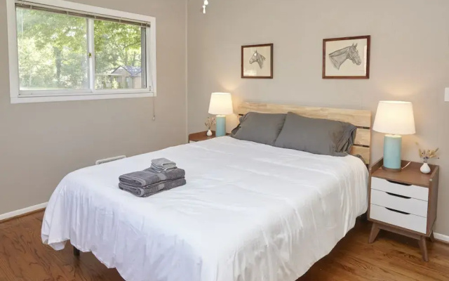 Prime Location! 5BR in Quaint Neighborhood!