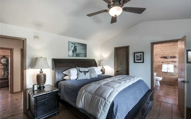 CenterView - Two Bedroom Cabin with Hot Tub