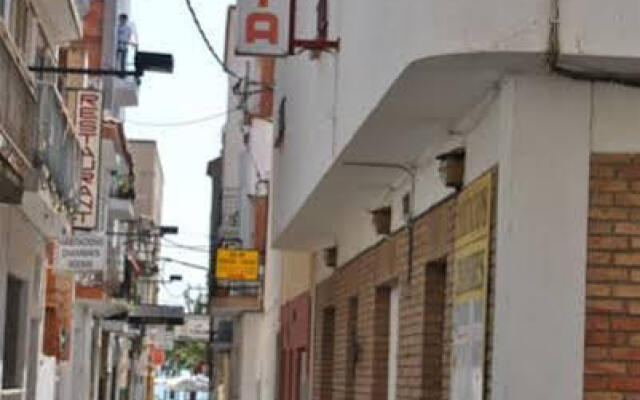 Отель Hostal Colonia Курорт Росес вид на фасад
