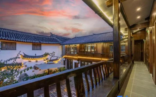 Bashilai Inn (Lijiang Ancient City Mufu Branch)
