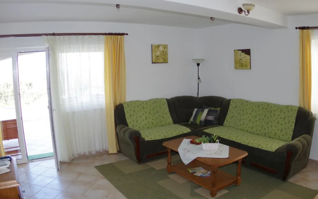 Quaint Apartment with Garden in Pula