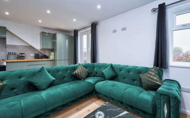 Stylish Dagenham Flat Easy Central London Access