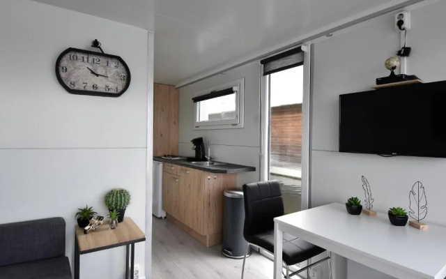 Cosy floating boatlodge, "Paris"