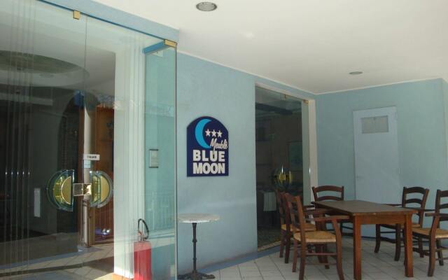 Отель Blue Moon Римини вид на фасад