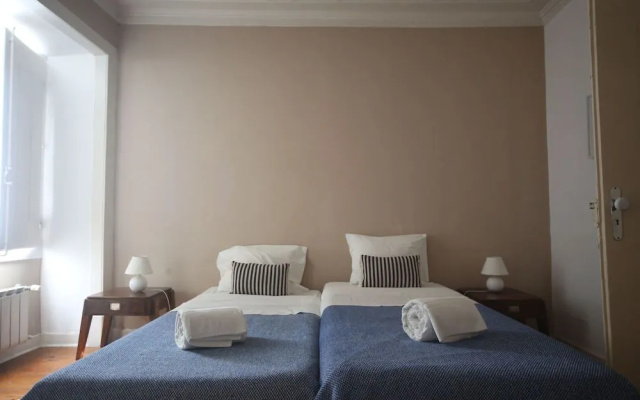 Stunning Apartment Near Chiado