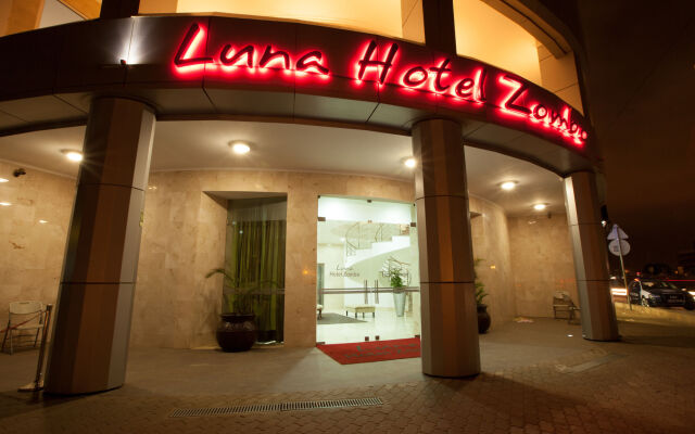 Luna Hotel Zombo вид на фасад
