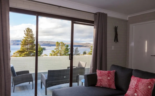 Summit 11 - Fabulous views and location