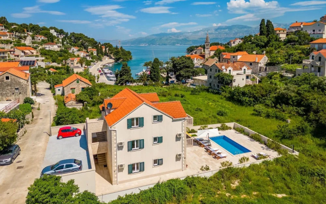 Janie in Splitska With 4 Bedrooms and 2 Bathrooms